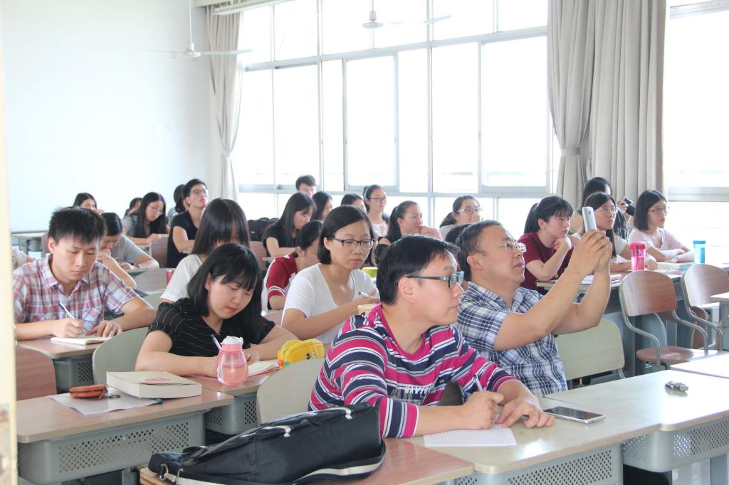 (同学们正认真听讲并记录笔记。    崔慧莹/摄)