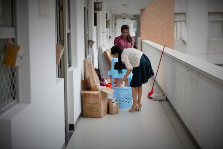 家长陪同孩子整理宿舍