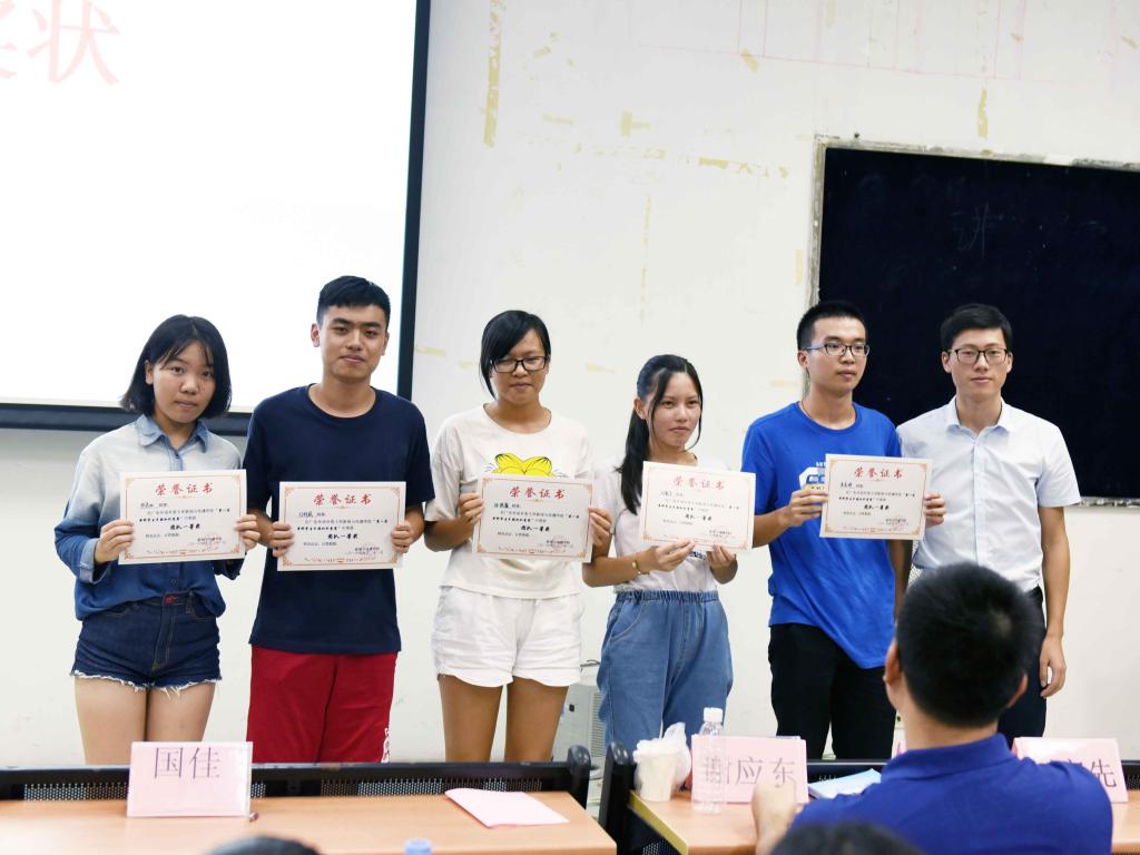 陈博菲与获得一等奖的队伍合影留念