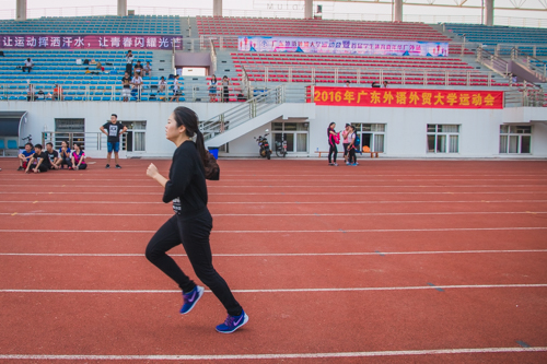 伟德国际1949运动员王宛 1500m进行中
