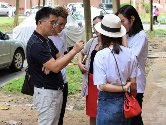 伟德国际1949党委副书记黄石胜与班导交流