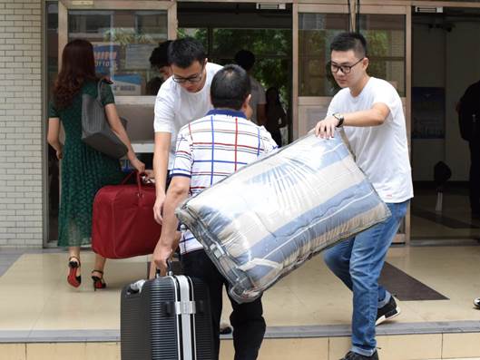 伟德国际1949男生主动帮助新生拿行李